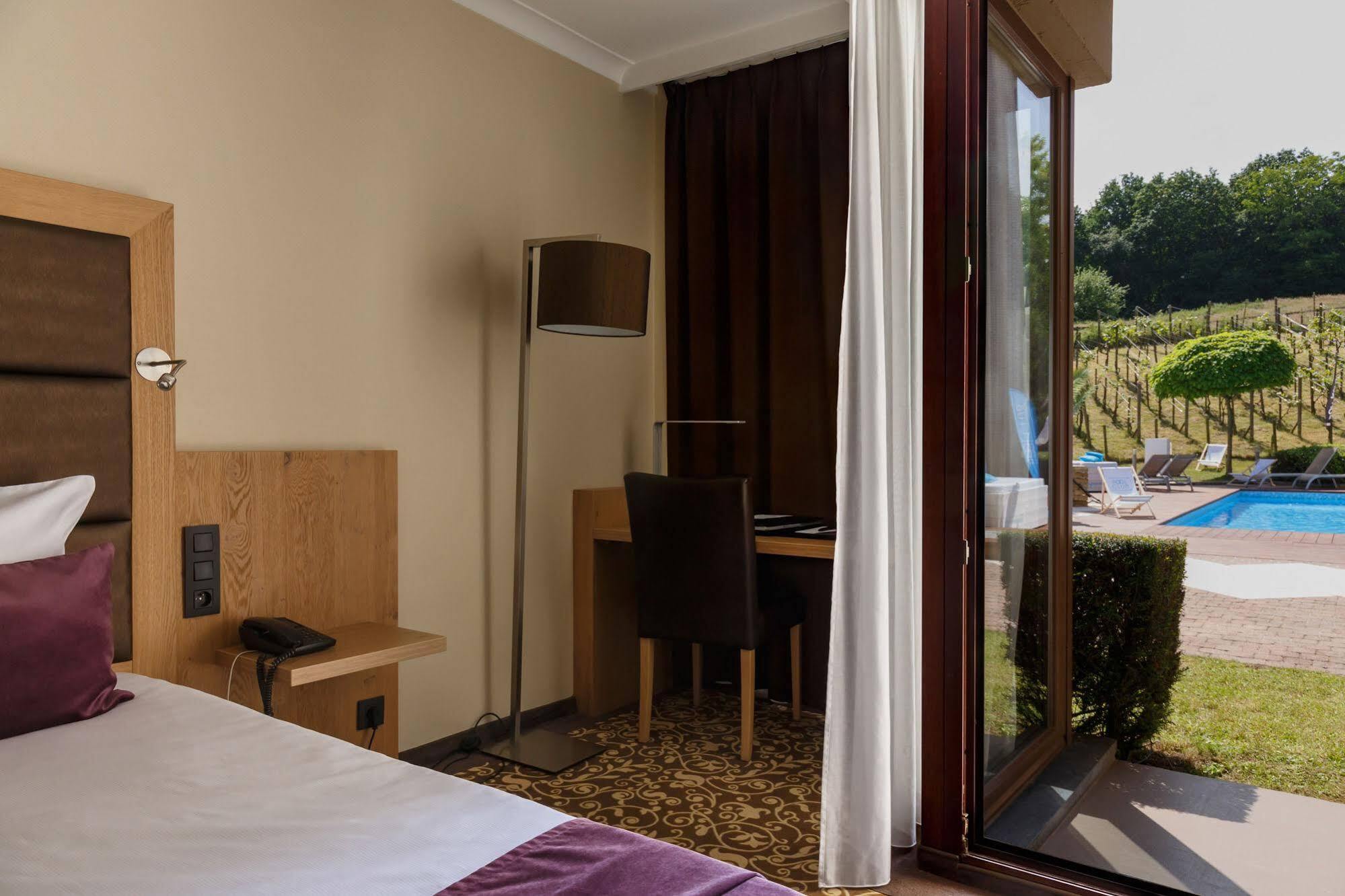 Hotel Restaurant Van Der Valk Nivelles-Sud Екстер'єр фото